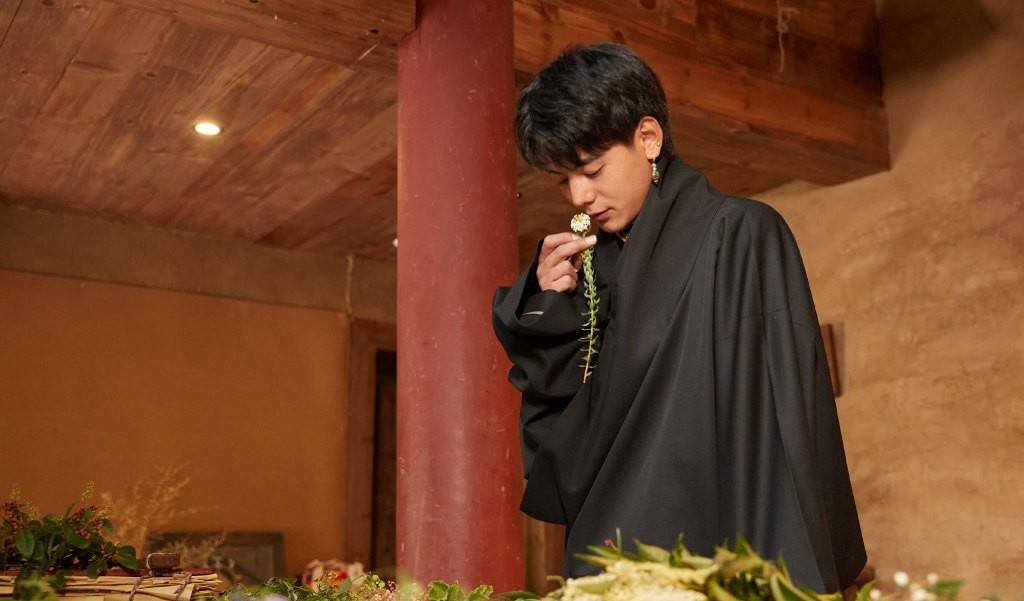 西湖|薇娅首次携丁真游西湖,丁真穿白衣黑裤哪像老板,夸张滤镜被吐槽