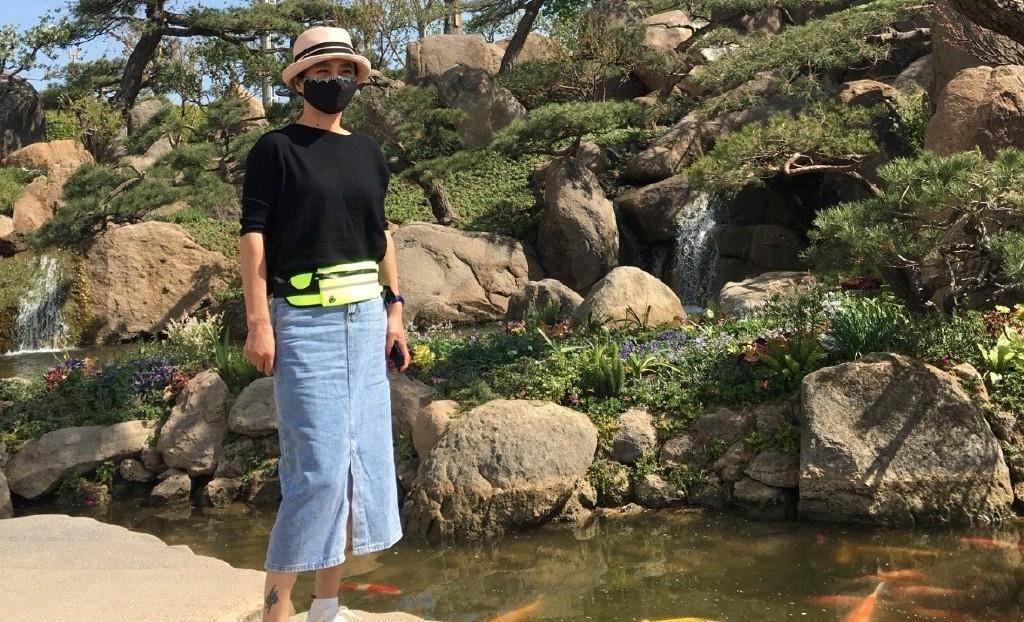 显得|58岁李玲玉活动生图曝光，穿婆婆衫配半身裙，满脸浮粉难掩脖颈纹