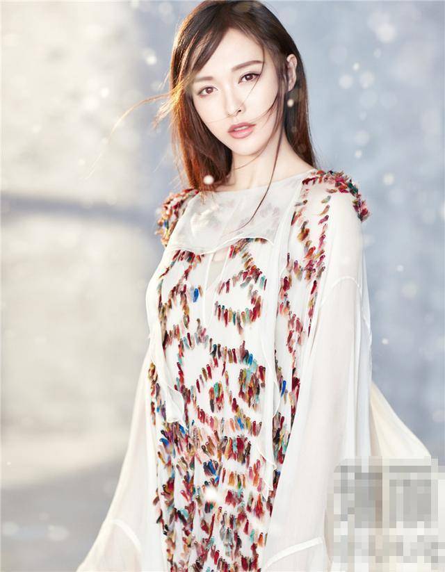 都能|同穿仙女裙，唐嫣灵动，郭碧婷呆滞，唐艺昕是披了个蚊帐吗？