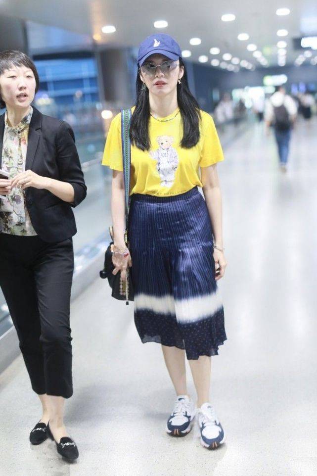 盛典|姚晨参加盛典的生图，脸油腻松垮，大把年纪了却还装少女不假吗？