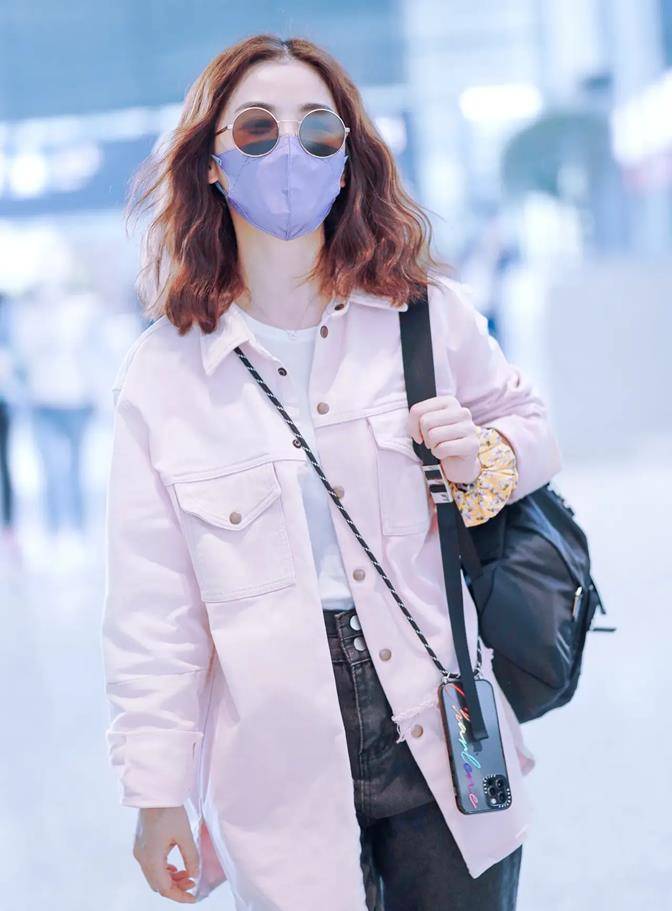 年仍|阿Sa合体后罕见走机场，穿大码衬衫露脚裤，出道20年仍是女团小花