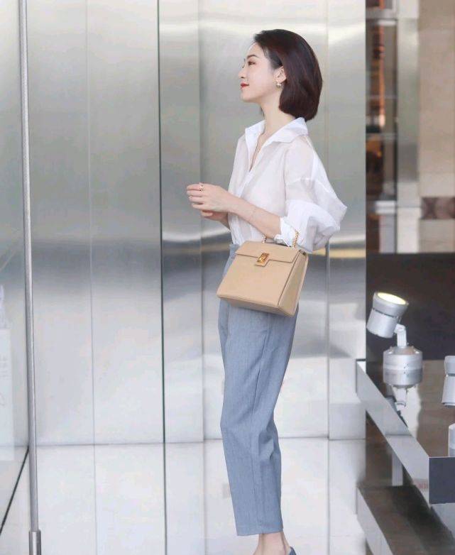 服装|上班的女孩该怎么打扮呢？简约穿搭就很有气场，干练又有女人味