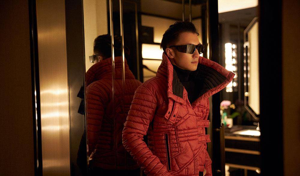 蓝发|谢霆锋转行当厨师,穿卫衣染蓝发做黑暗料理,豪华厨房堪比五星级