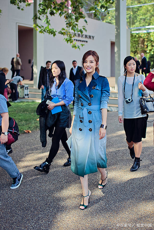 变化|咱们是衣穿人，而赵薇是人穿衣，光腿穿“渐变色”风衣惊艳了