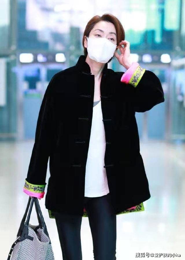 身材|毛阿敏虽然58岁了，穿中式外套却没有大妈感，染一头金发很是时髦