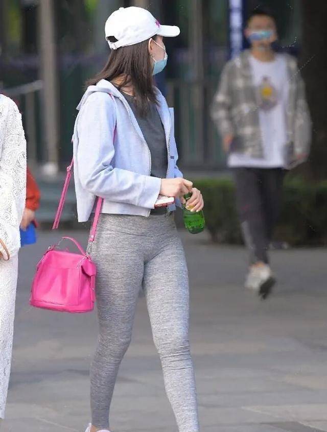颜色|美丽十足的瑜伽裤穿搭端庄有气质，独显时尚女人的韵味，简单纯净