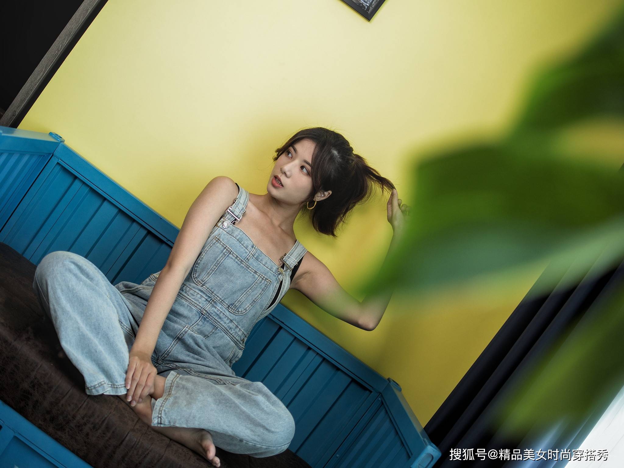 青春|减龄又时尚的牛仔背带裤，内搭一件黑色吊带背心，满满的青春气息