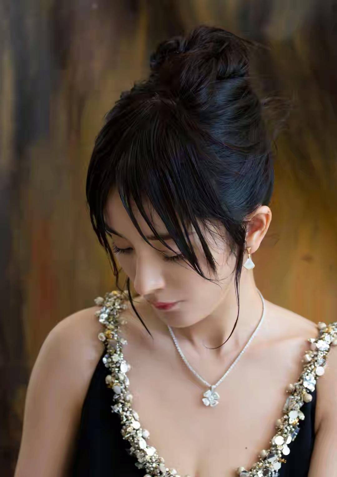 黑色|杨幂盎然生机油画大片释出，温柔知性，尽显女人味