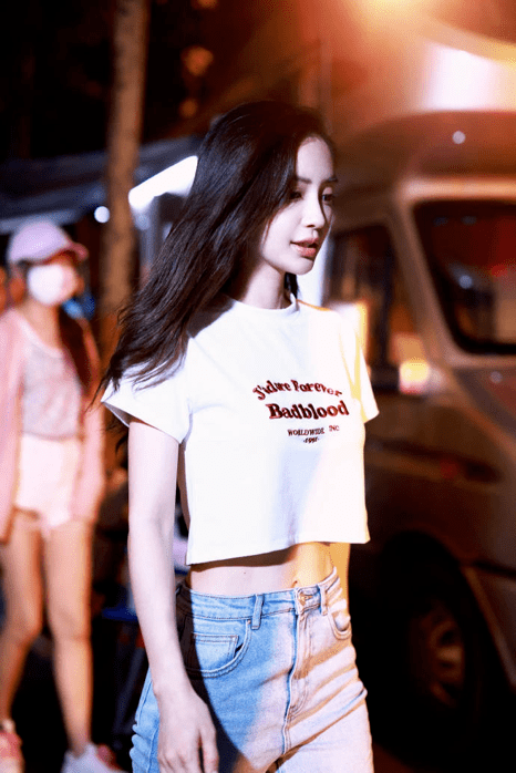 上衣|baby大秀马甲线,穿露脐上衣巴掌腰抢镜,四肢纤细少女感十足