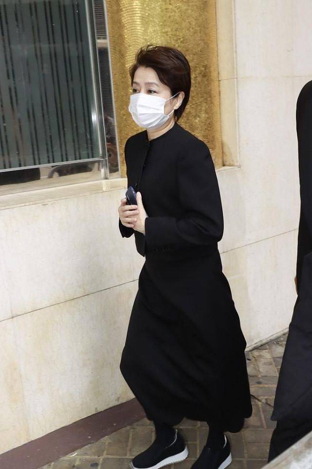 黑色|梁安琪现身度假村剪彩，穿碎花裙不敢踩高跟鞋，老了就该有老样！