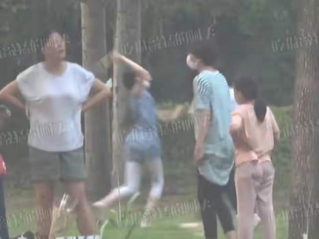 身材|袁泉母女罕被拍,11岁女儿比例惊人模样太像夏雨,千元羽毛球抢镜