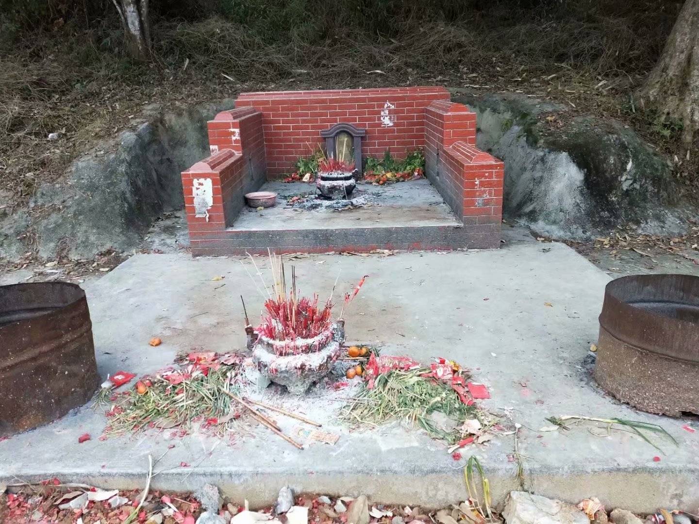 个人从出生到去世都与社神息息相关——人出生后,其家人要到社坛挂灯