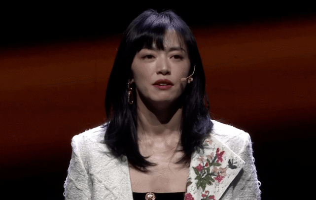盛典|姚晨参加盛典的生图，脸油腻松垮，大把年纪了却还装少女不假吗？