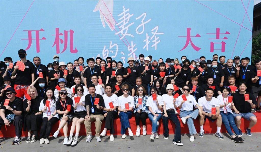 风头|时隔12年正式复出！孙莉穿喇叭裤现身新戏开机，戴渔夫帽抢尽风头