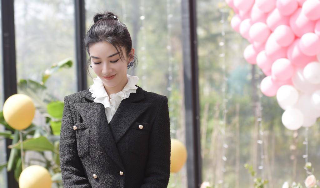 黄奕|黄奕带女儿爬长城，8岁夸张肤色被吐槽，妈妈打扮时髦女儿像村姑