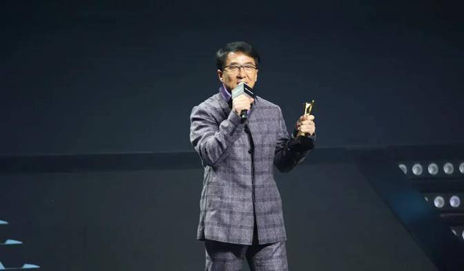 成龙|成龙罕见亮相毕业典礼，穿夹克大鼻子抢镜，67头发浓密比儿子年轻