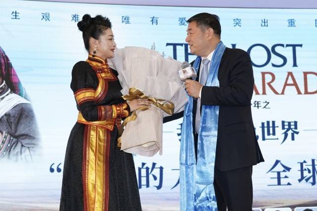 服装|赵本山的小姨子真气派，穿的一点都不露，感觉更有艺术家的味道