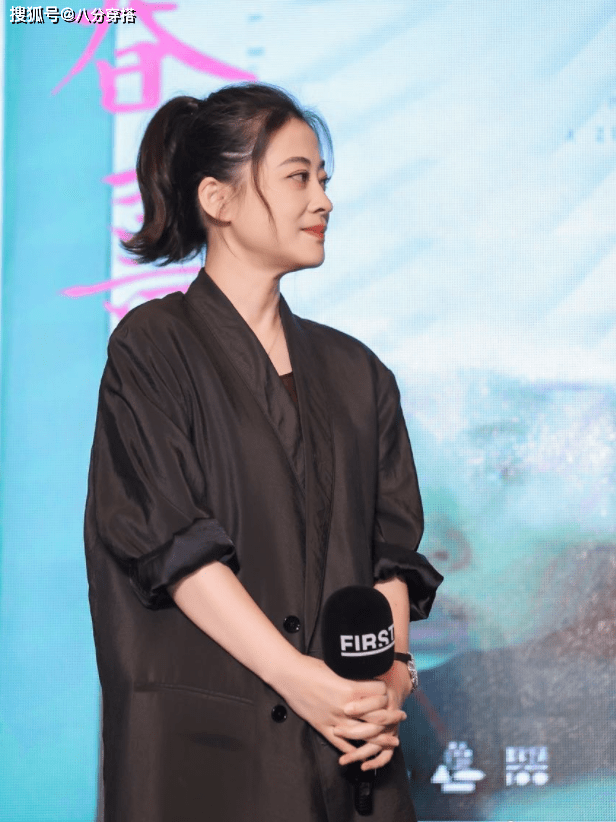 身材|梅婷的气质感“绝”了，黑西装配酒红色半身裙知性干练，成熟优雅