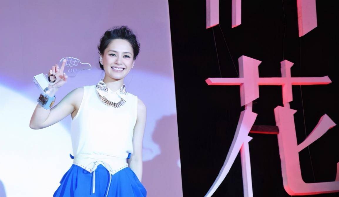 亮点|钟欣潼模样娇小，无袖上衣配宝蓝色长裤，比例普通也有吸睛效果