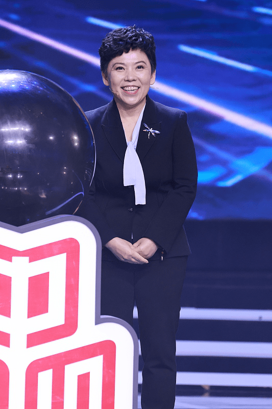 个头|邓亚萍老了也有冠军气场，小个头穿身小码装，不靠颜值也有魅力
