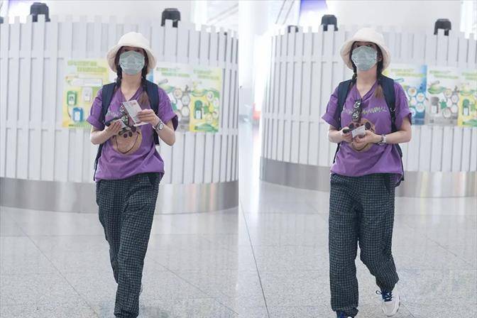 马尾|“小燕子”赵薇久违走机场，穿T恤长裤，45岁扎马尾背书包似学生