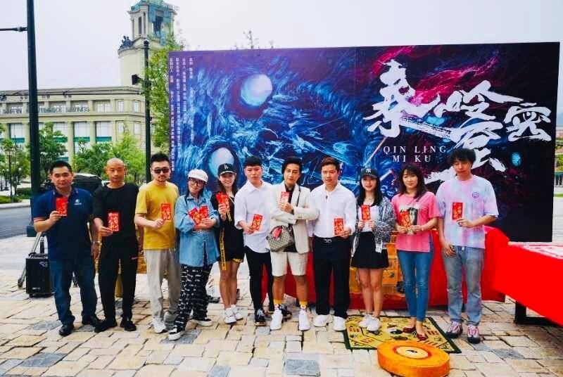 显得|陈志朋不再“作妖”,穿西装大金链,出道33年终于相信他是帅小虎