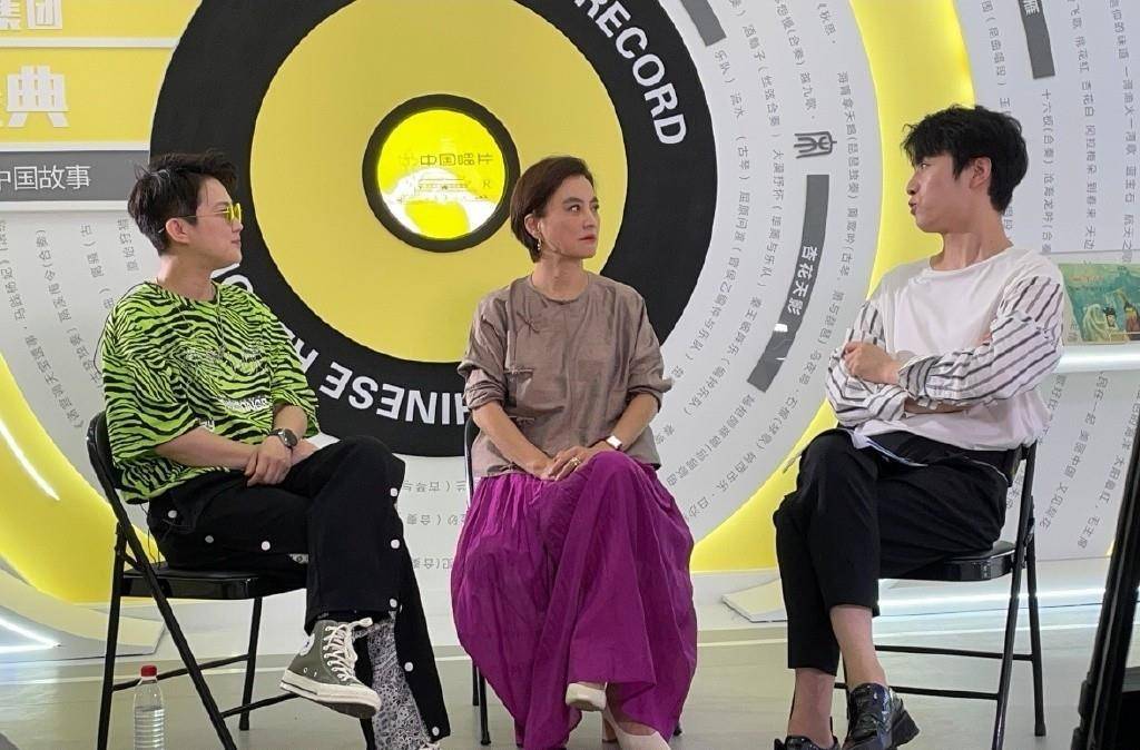 显得|58岁李玲玉活动生图曝光，穿婆婆衫配半身裙，满脸浮粉难掩脖颈纹
