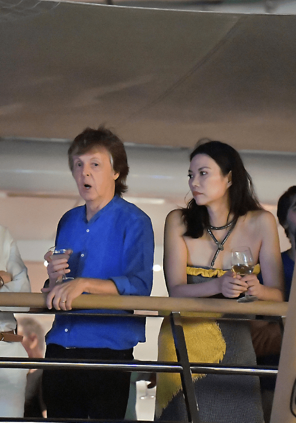 颜色|邓文迪的经历让人羡慕不来，一把年纪穿拼接吊带，知性魅力好吸睛