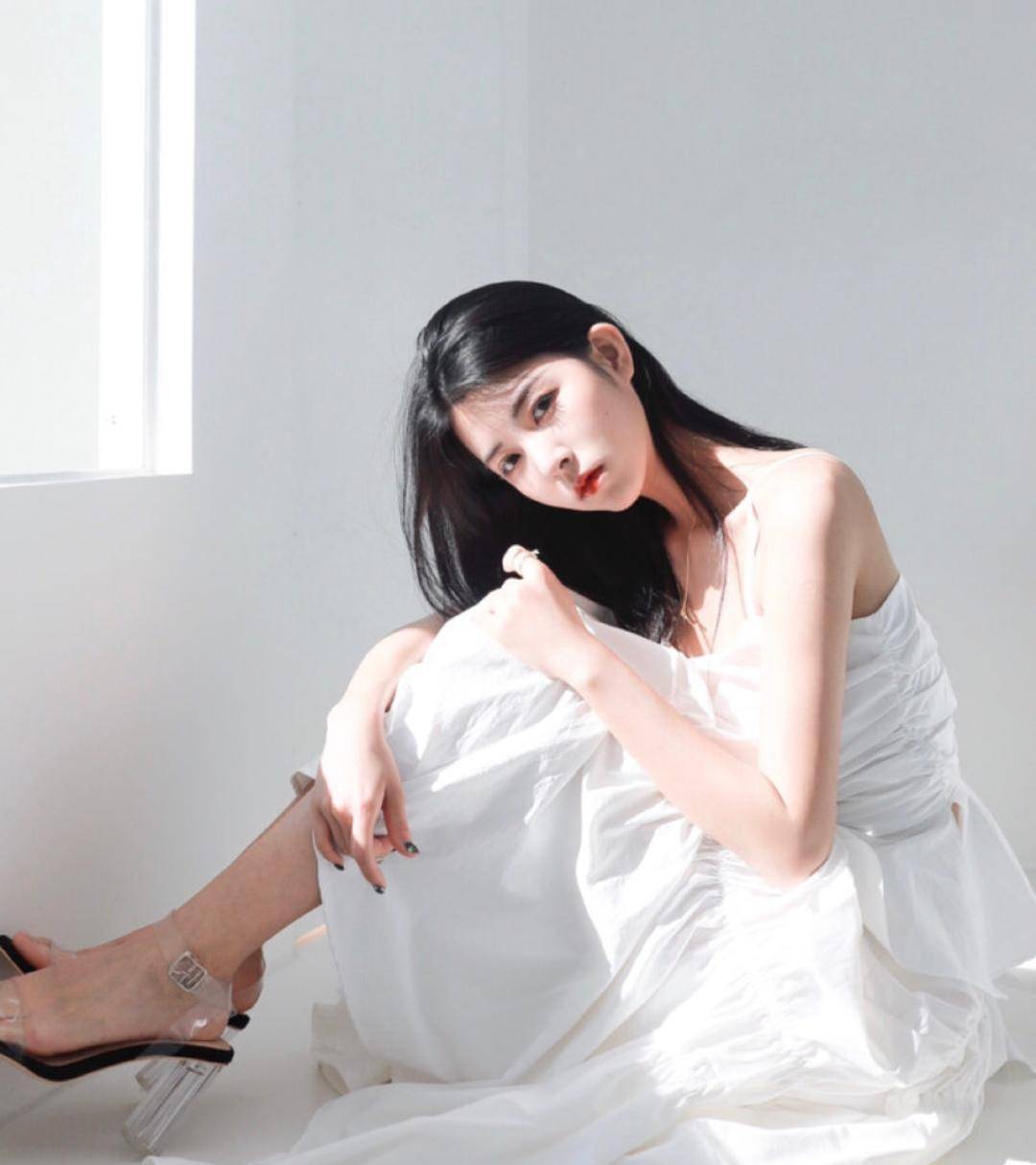 冷漠|李宇春穿露背裙女人味十足，清冷高级感溢出屏幕