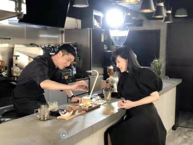 图片|周慧敏近照曝光，53岁皮肤仍光滑紧致，打扮精致成甜美少女