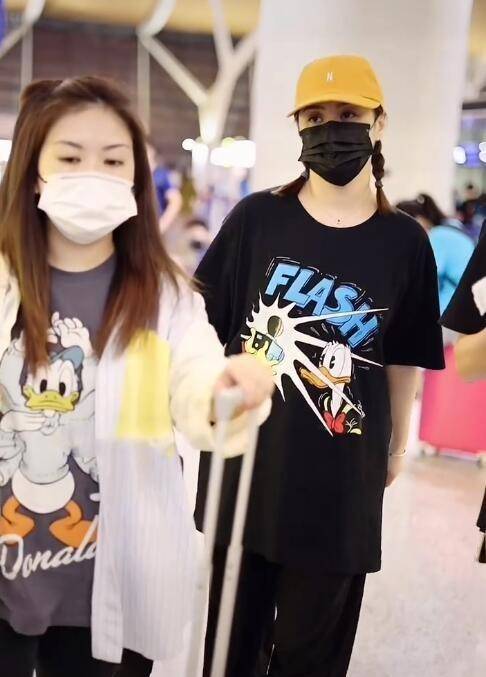 黑色|阿娇终于瘦身成功，穿卡通T恤戴小黄帽走机场，扎双马尾像小姑娘