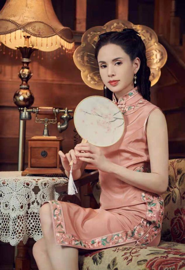 身材|54岁李若彤晒旗袍美照,修容过度像是假面人,发际线过高显男相