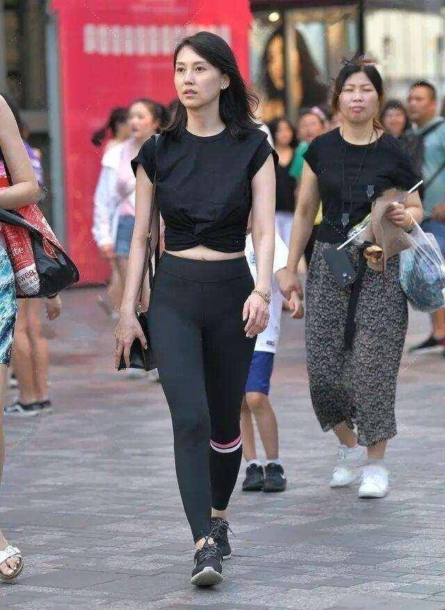 黑色|黑色无袖背心搭黑色条纹打底裤，穿着大方得体，看起来干净利落