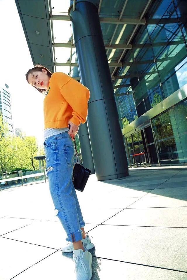 青春|阚清子穿上黄色卫衣搭配蓝色牛仔裤,活力无限,青春亮丽。