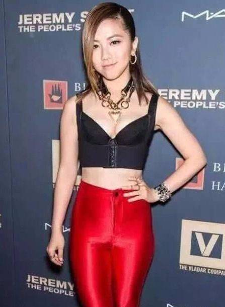 好身材|邓紫棋美炸了！脱掉皮裤穿上丝袜超女人，网友：又恋爱了吧！
