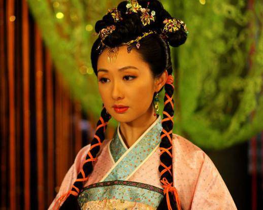 因为|和万茜郭京飞是同学,演过《回家的诱惑》,出道多年她却始终没火