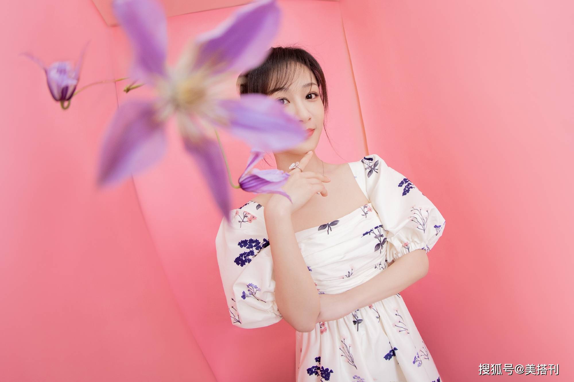 杨紫最新直播造型 一件蓝白花色连衣裙活泼可爱 网友 一般好看 花裙