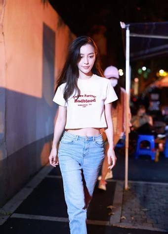身材|Angelababy下班被拍，穿短装配L码牛仔裤填不满，1尺6小腰太抢镜