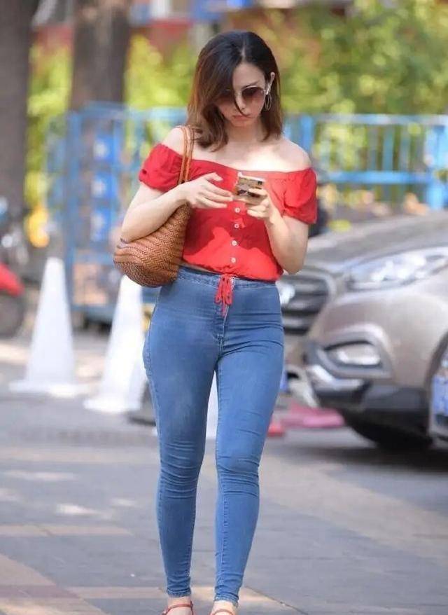 天蓝色|黑色紧身短袖搭天蓝色牛仔打底裤,整体出彩不刻板,干净协调