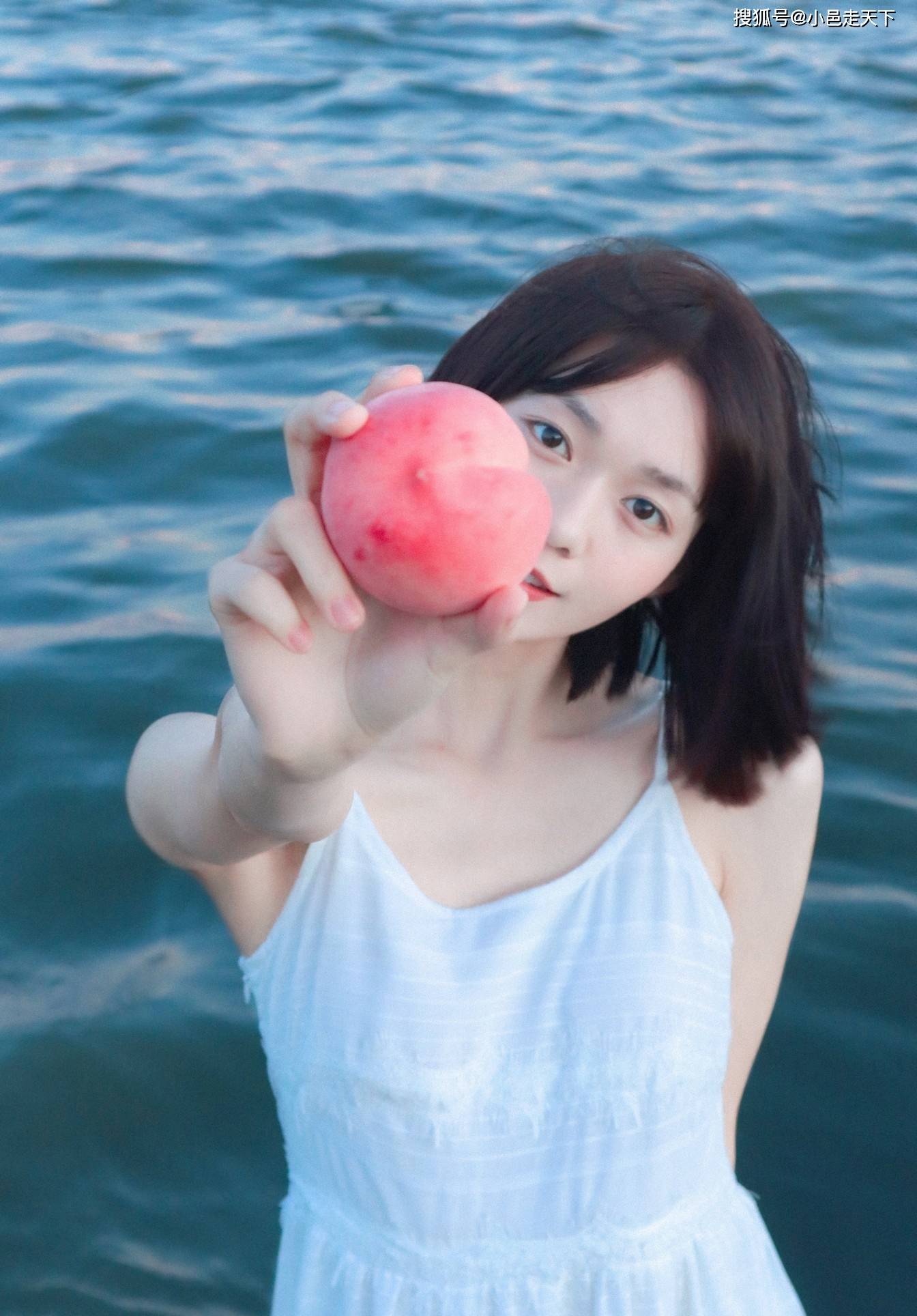 连衣裙|段奥娟白色连衣裙海边写真