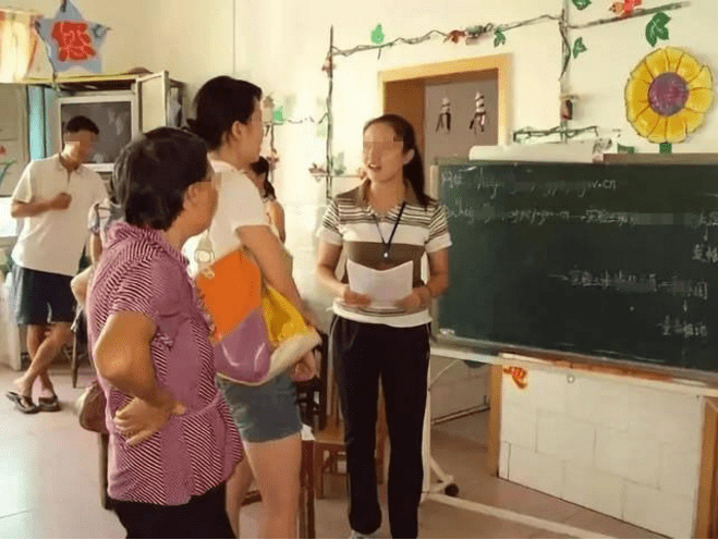 家长|幼儿园或将延迟到6点放学，父母接娃不用愁？新的问题更尖锐