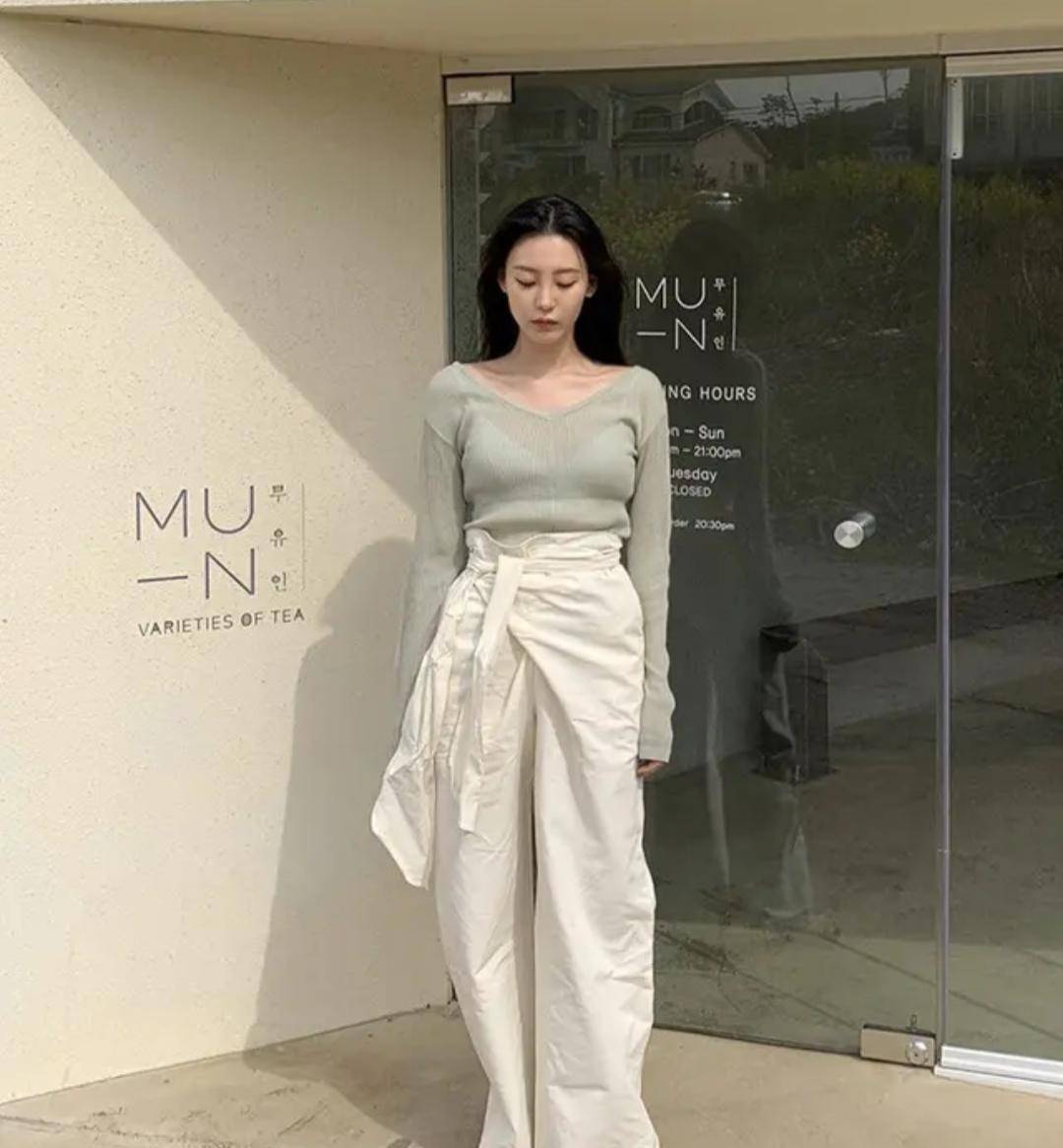 冷漠|李宇春穿露背裙女人味十足，清冷高级感溢出屏幕