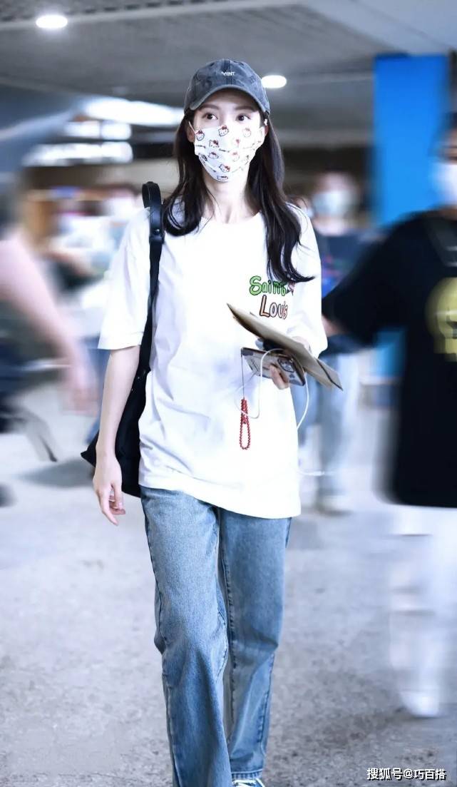 金晨|金晨大美女机场穿搭真低调，T恤永不缺席，效果还出了奇的好