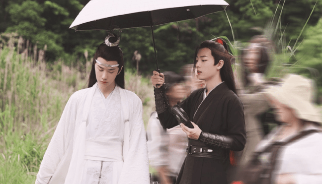 样子|男星古装撑伞造型,肖战、龚俊、宋亚轩,你最想和谁共撑一把伞?