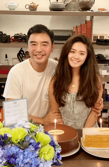 设计|钟镇涛17岁女儿穿衣好大胆！深v吊带碎花裙配大波浪，酒窝笑超甜