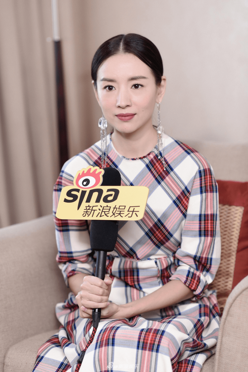 身材|董洁厉害了！穿一件连衣裙展露出她的细腰长腿，美出了新高度