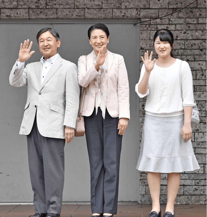 爱子|爱子公主气质好普通,素颜穿格纹衬衫出镜,和普通小姑娘没两样
