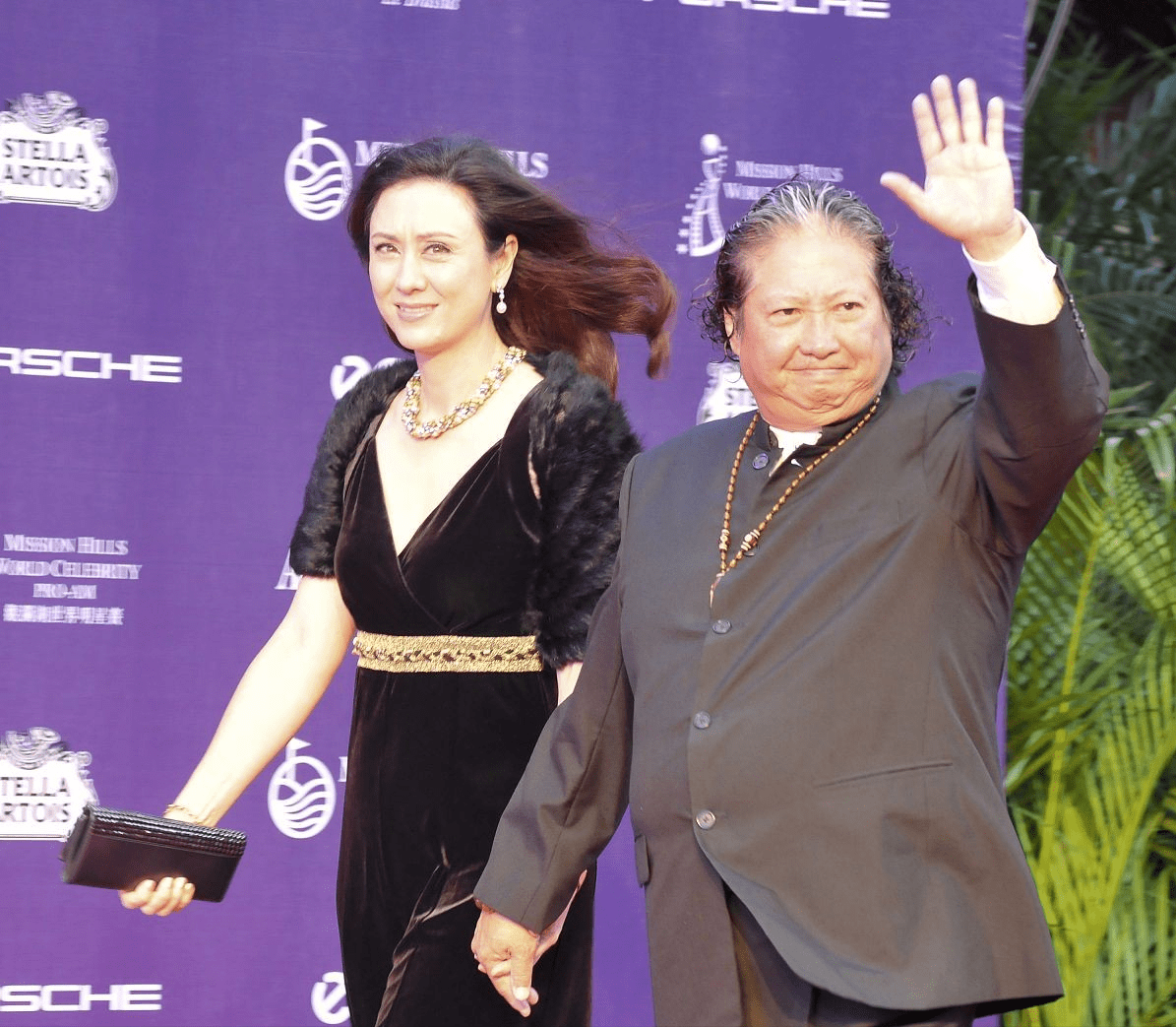 贵妇|洪金宝小娇妻真有贵妇气派，丝绒裙配金腰带，身材饱满却仍似模特