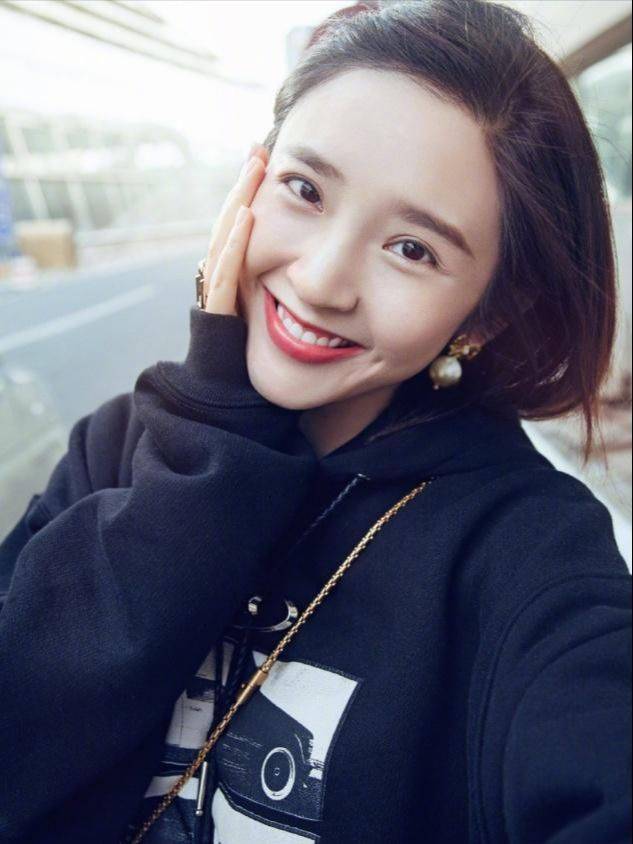 青春|爱笑的女孩的穿搭太可爱，卫衣搭配半身裙，简约穿搭穿出时尚感