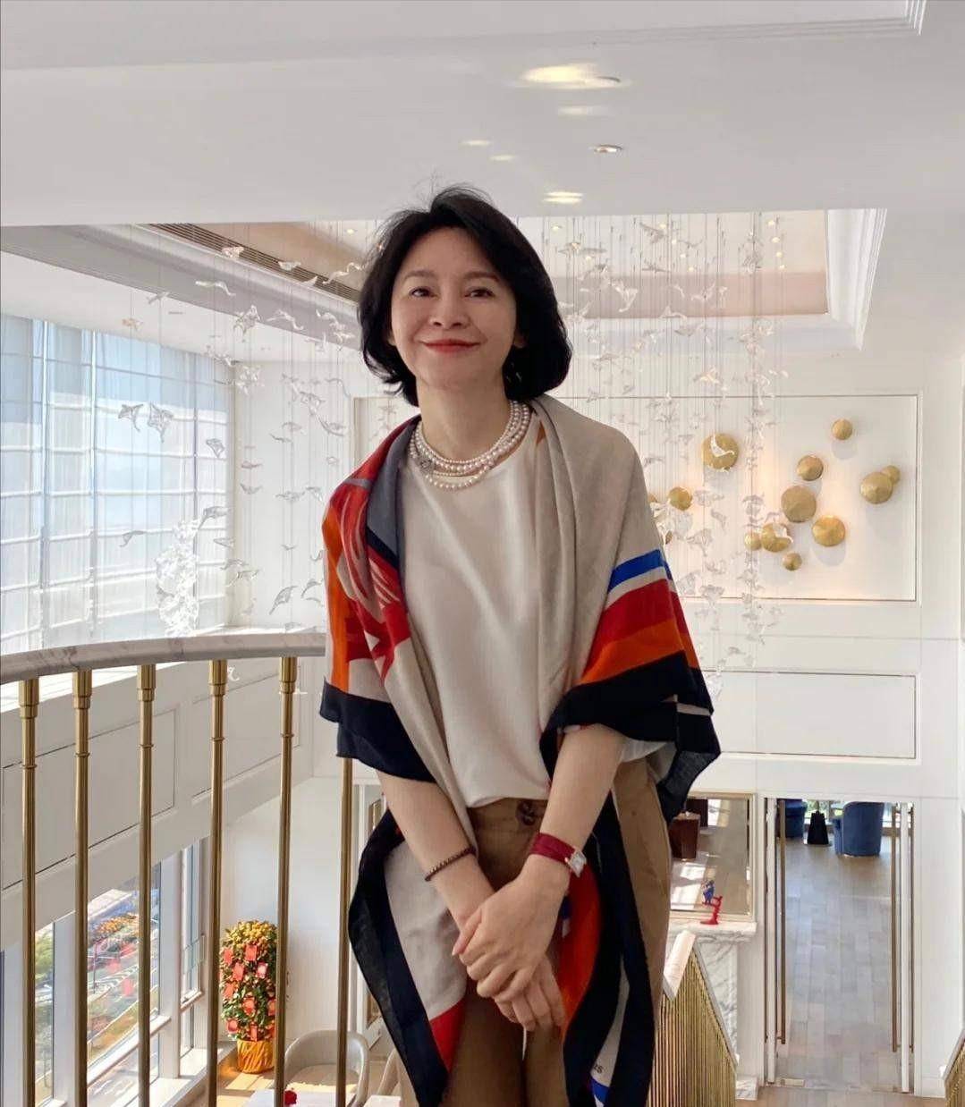 大气|中年妇女穿衣秘诀：优雅大气最重要，4个“穿搭法则”为气质加分